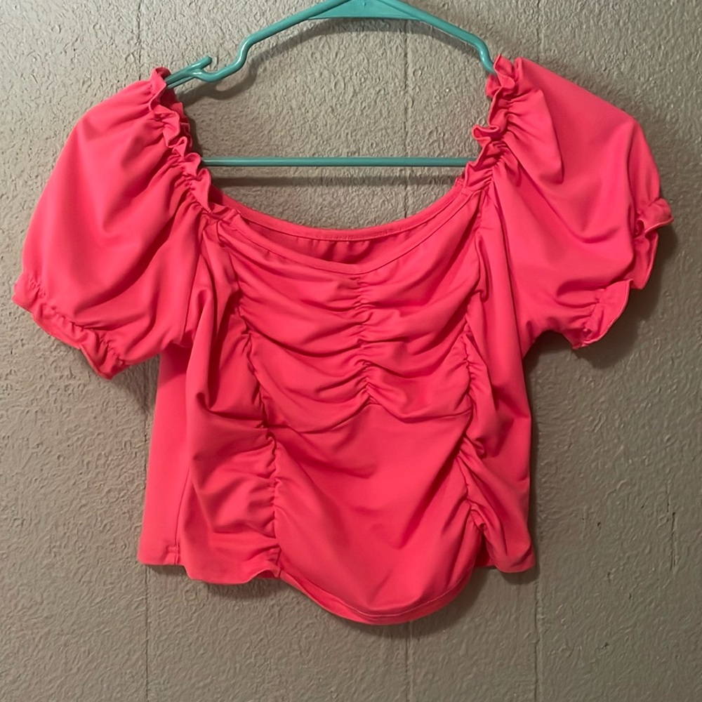 Pink cropped top can wear off the shoulders
